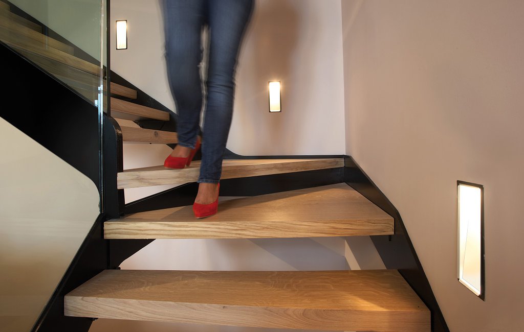 Cómo iluminar apropiadamente tus escaleras? ¡Sigue nuestros consejos!